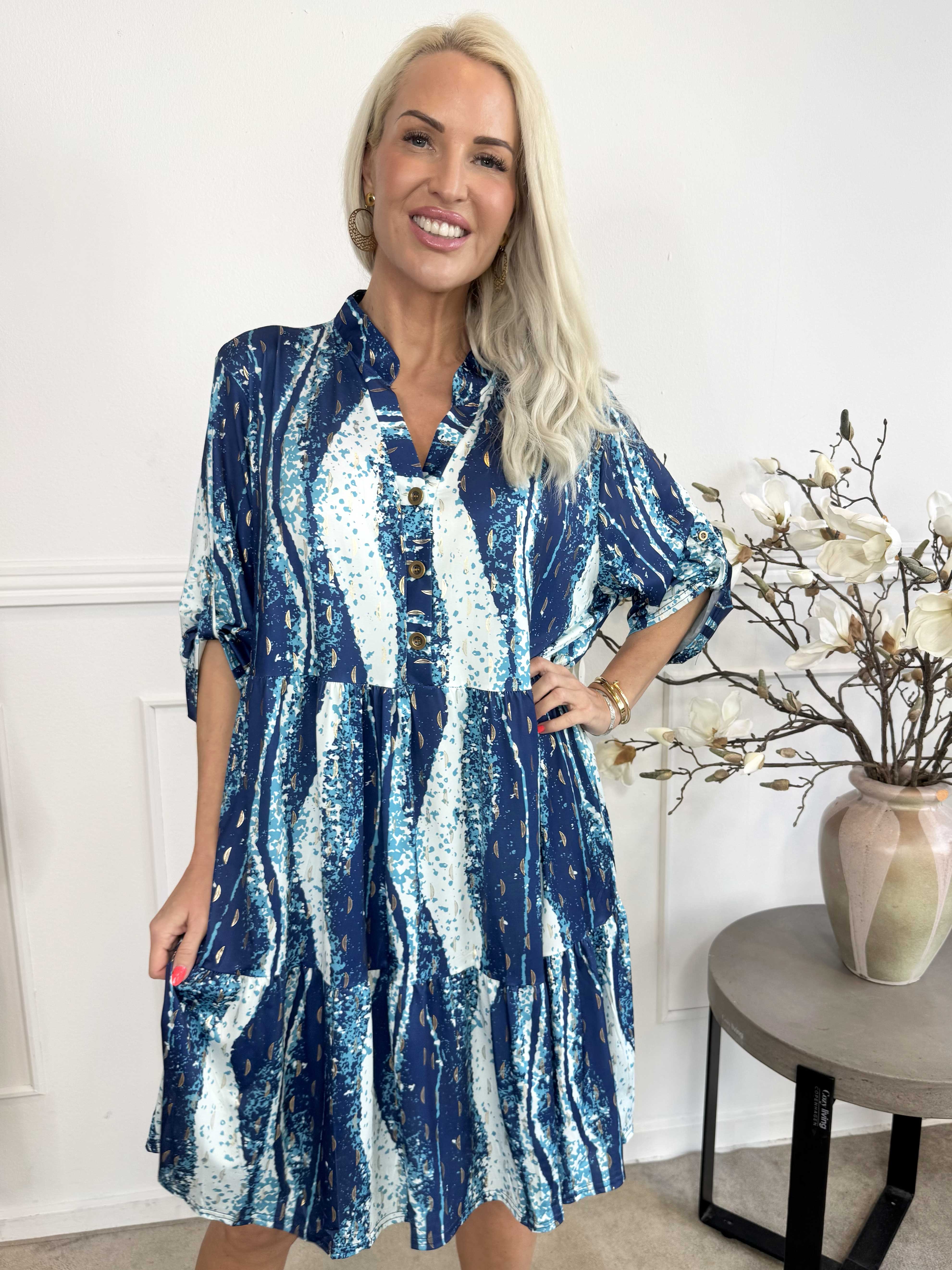 Milano Wave Midi - Kjole med mønster og lag på lag look